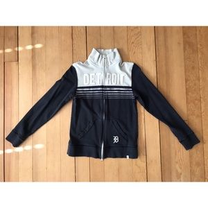 Detroit ladies zip up